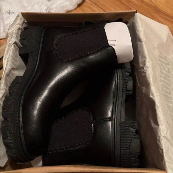NWT & box Cushionaire memory foam modern black boots, 1.5 inch heel, size 9 - Picture 8 of 10